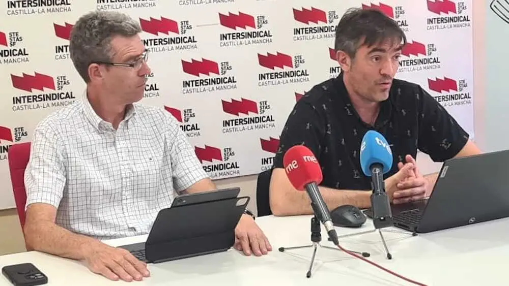 El responsable de Acci&oacute;n Sindical de STE-CLM, Lorenzo Alberca, y el responsable de Pol&iacute;tica Educativa, Fernando Villalba, durante la rueda de prensa que han ofrecido.
