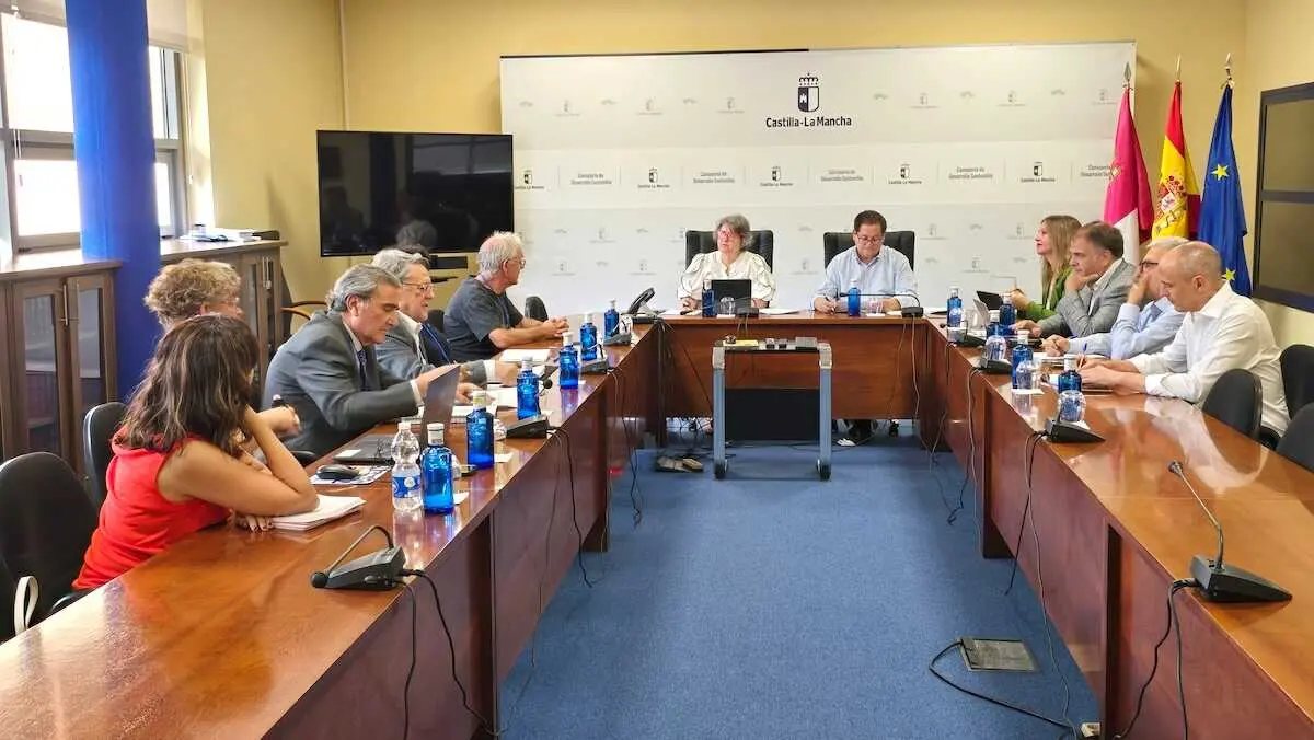 La consejera de Desarrollo Sostenible, Mercedes G&oacute;mez, en la reuni&oacute;n con las plataformas 'Stop Biometano'.