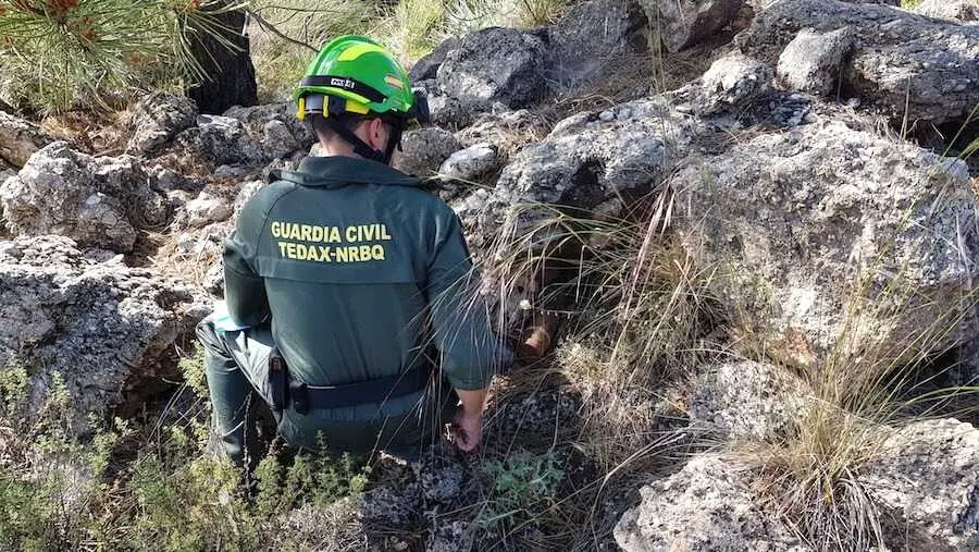 En la imagen de archivo un agente de los Tedax de la Guardia Civil durante la detonaci&oacute;n controlada de un explosivo hallado en un paraje