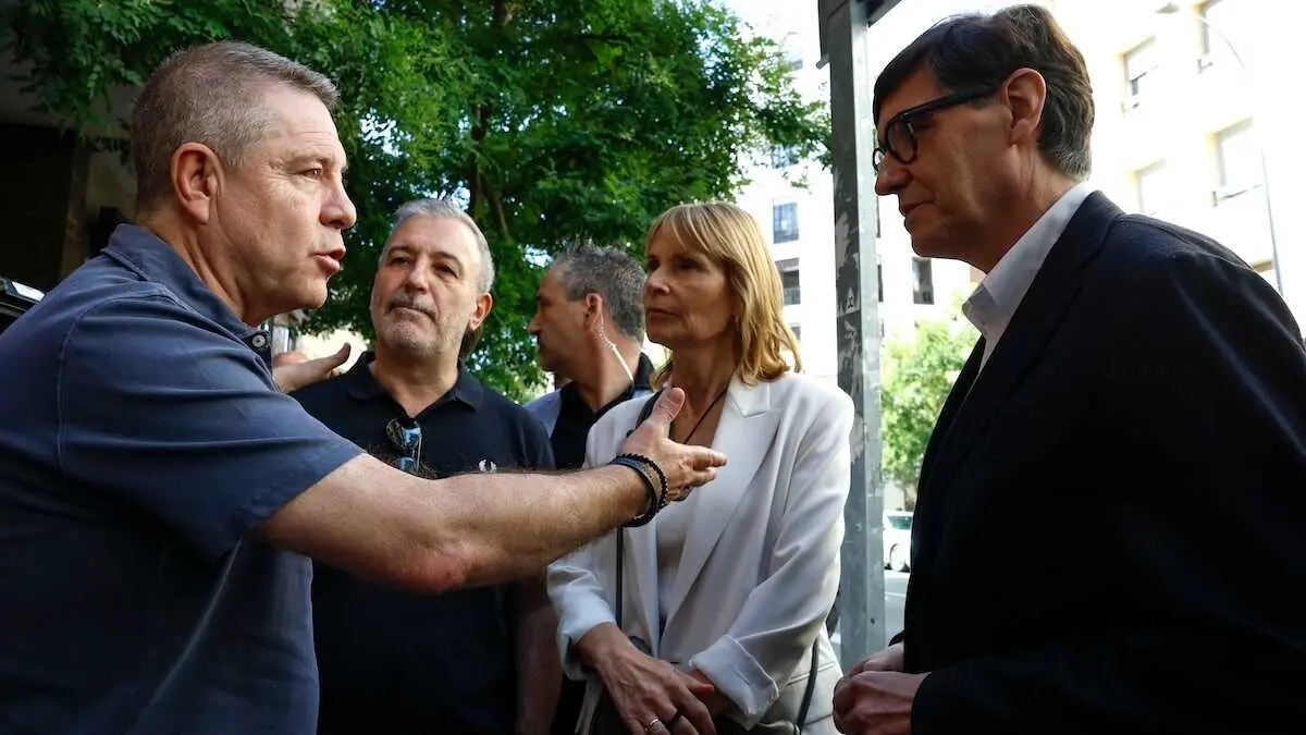 El presidente de Castilla la Mancha, Emiliano Garc&iacute;a-Page (i), conversa con el presidente de la Generalitat, Salvador Illa (d), a su llegada a la reuni&oacute;n del Comit&eacute; Federal del Partido, este s&aacute;bado - EFE/Chema Moya