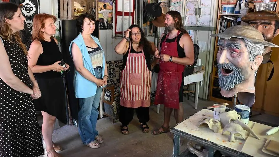 La directora general de Empleo de Castilla-La Mancha, Elena Garc&iacute;a Zalve, durante la visita que ha realizado este s&aacute;bado al taller de El Mono sin Pelo en Alc&aacute;zar de San Juan (Ciudad Real)