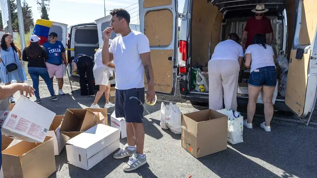 Un grupo de repartidores "de buen coraz&oacute;n" que trabajan en Toledo se han organizado como "puntos m&oacute;viles" de recogida de ayuda para los ciudadanos de Venezuela que est&aacute;n afectados por los terremotos de los &uacute;ltimos d&iacute;as - EFE/ &Aacute;ngeles Visd&oacute;mine