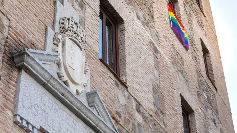 Las Cortes de Castilla-La Mancha lucen la bandera arco&iacute;ris por el D&iacute;a del Orgullo