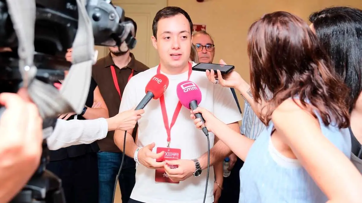 El nuevo secretario general de Juventudes Socialistas de Castilla-La Mancha, L&aacute;zaro Ortega, atendiendo a los medios este s&aacute;bado en el&nbsp;XIII Congreso Regional de JJSS