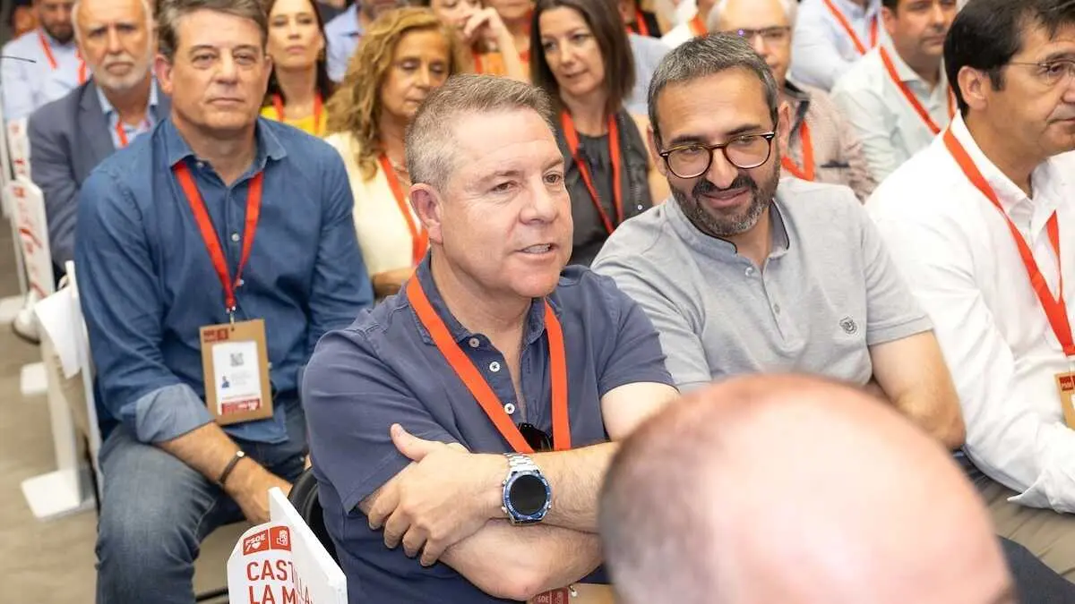 El presidente de Castilla-La Mancha, Emiliano Garc&iacute;a-Page (c), durante la reuni&oacute;n del Comit&eacute; Federal del PSOE este s&aacute;bado - EP/Jes&uacute;s Hell&iacute;n