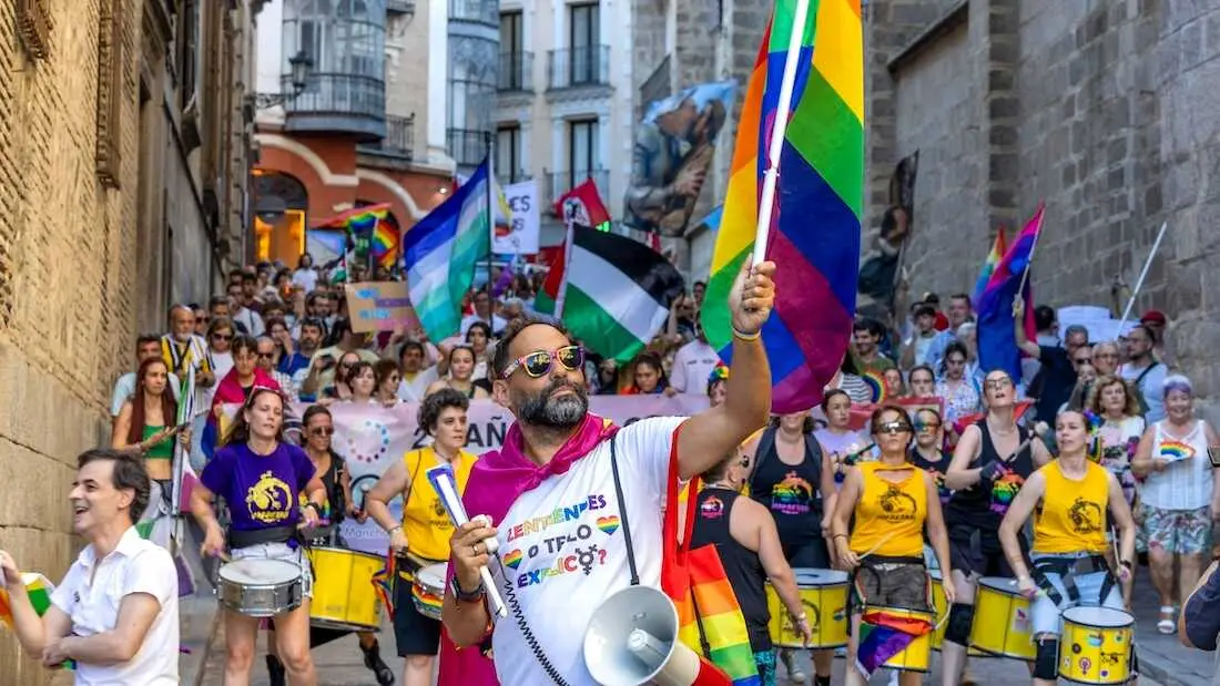 Manifestaci&oacute;n convocada por la Asociaci&oacute;n Bolo-Bolo con motivo de la conmemoraci&oacute;n del D&iacute;a Internacional del Orgullo LGTBI, este s&aacute;bado en Toledo - EFE/&Aacute;ngeles Visd&oacute;mine