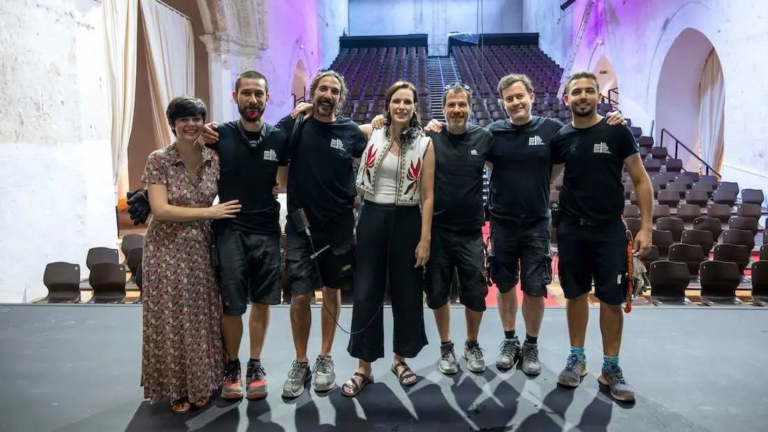 El responsable del espacio esc&eacute;nico de la Antigua Universidad Renacentista (Aurea), Pedro Yag&uuml;e (2d), y la directora del Festival, Irene Pardo (c), junto a t&eacute;cnicos de iluminaci&oacute;n, sonido, maquinaria o montadores, forman parte de ese engranaje silencioso que sostiene cada funci&oacute;n - EFE/Jesus Monroy