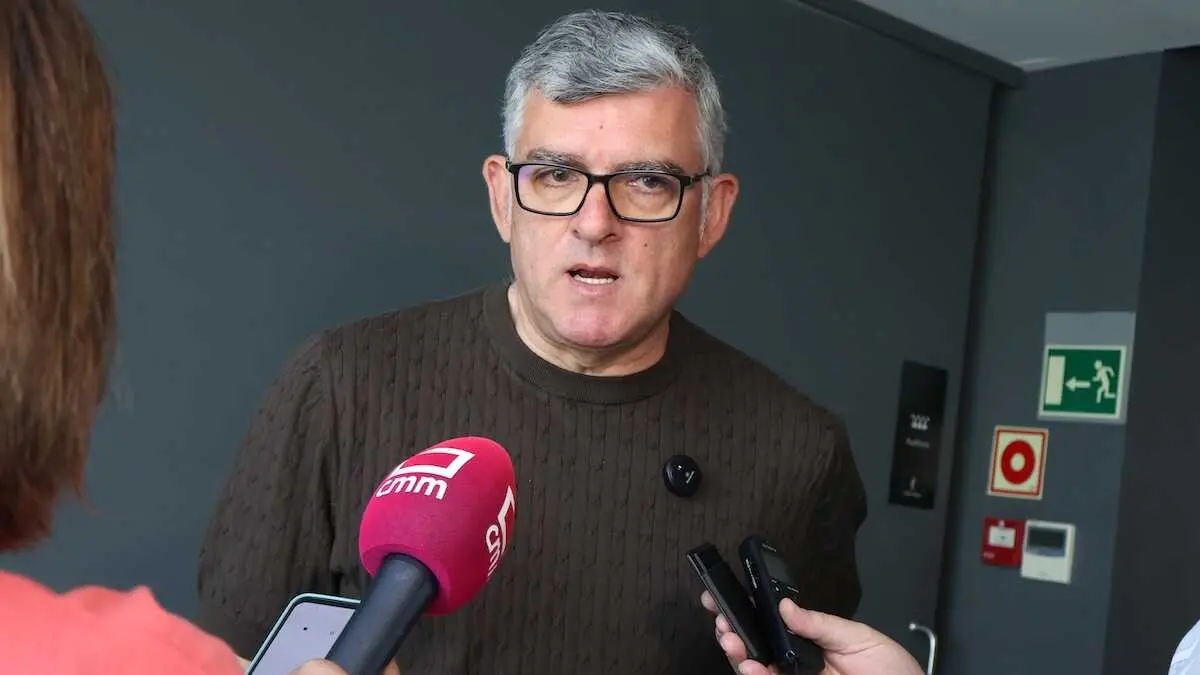 El presidente del PSOE en las Cortes de Castilla-La Mancha, &Aacute;ngel Tom&aacute;s Godoy, atendiendo a los medios este domingo en Cuenca.
