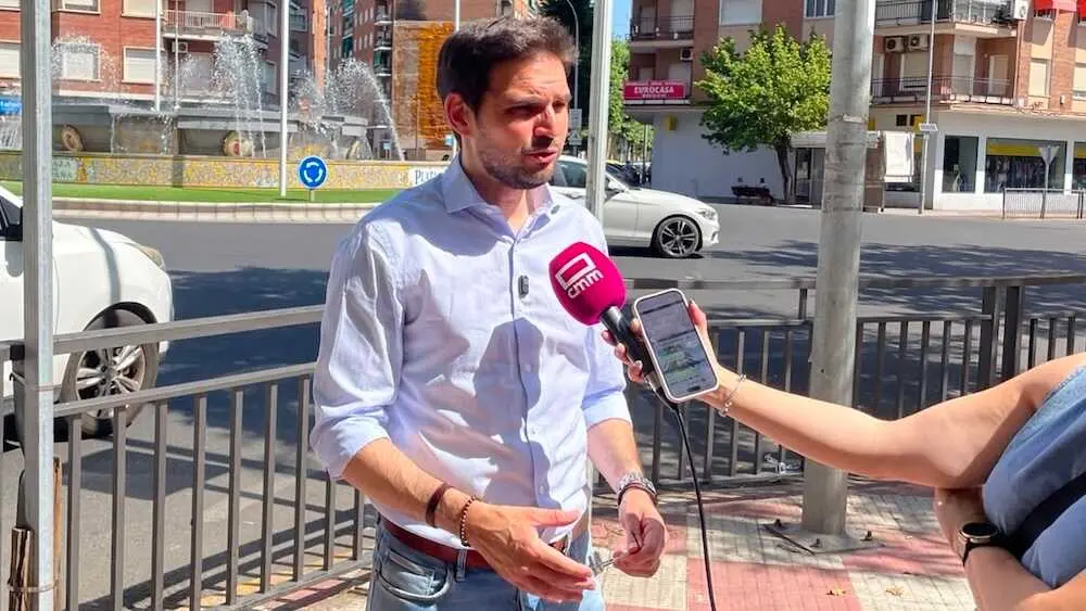 El portavoz adjunto del PP en las Cortes de Castilla-La Mancha, Santiago Serrano, atendiendo a los medios este domingo en Talavera de la Reina (Toledo).