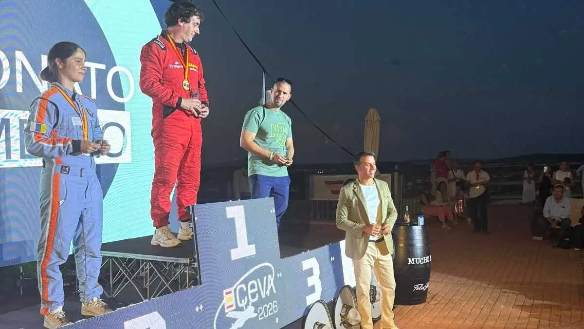 El Campeonato de Espa&ntilde;a de Vuelo Acrob&aacute;tico re&uacute;ne a 30 pilotos