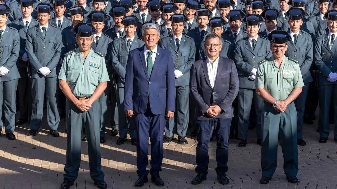 El delegado del Gobierno en Castilla-La Mancha, Jos&eacute; Pablo Sabrido (c-i) durante la recepci&oacute;n de los nuevos alumnos en pr&aacute;cticas de la Guardia Civil que completan su formaci&oacute;n en Castilla-La Mancha este lunes en Toledo - EFE/&Aacute;ngeles Visd&oacute;mine