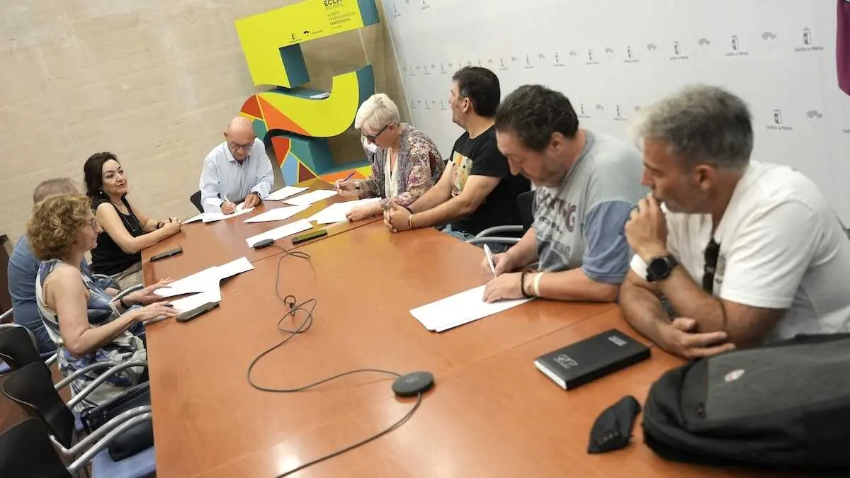 El director general de Recursos Humanos, Jos&eacute; Manuel Almeida, suscribe un acuerdo con los representantes de los sindicatos CSIF, CCOO, STAS y UGT.
