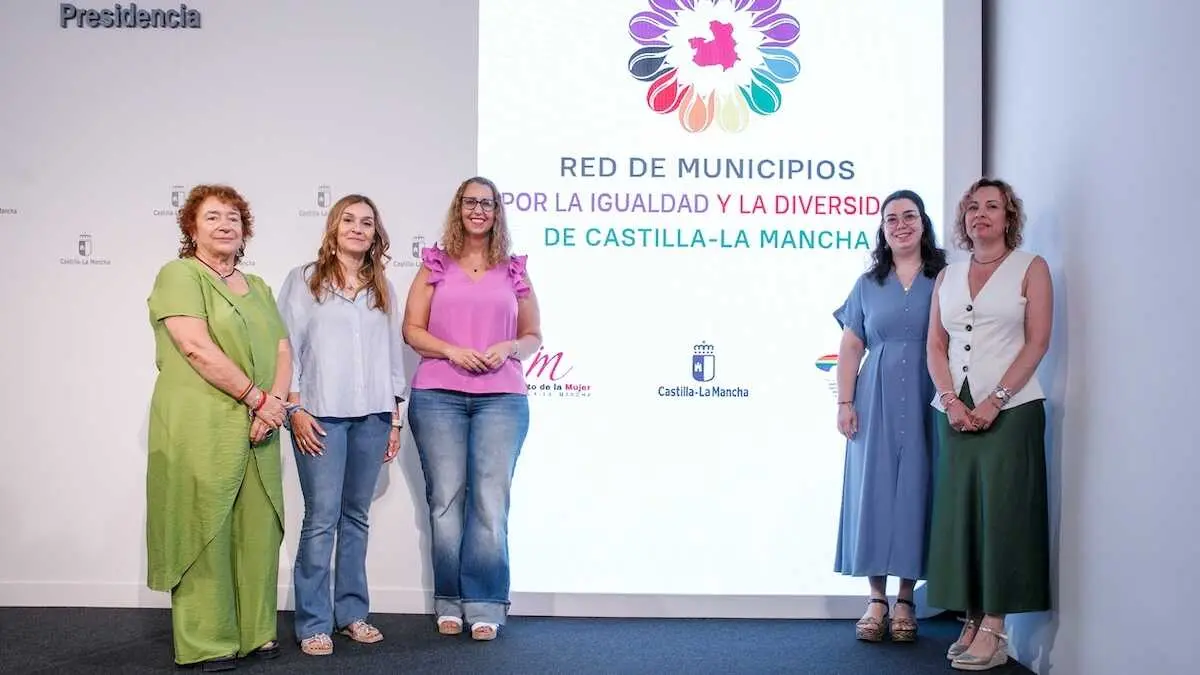 La consejera de Igualdad, Sara Sim&oacute;n, presenta la nueva Red de Municipios por la Igualdad y la Diversidad de Castilla-La Mancha, en la sala de prensa del Palacio de Fuensalida de Toledo.