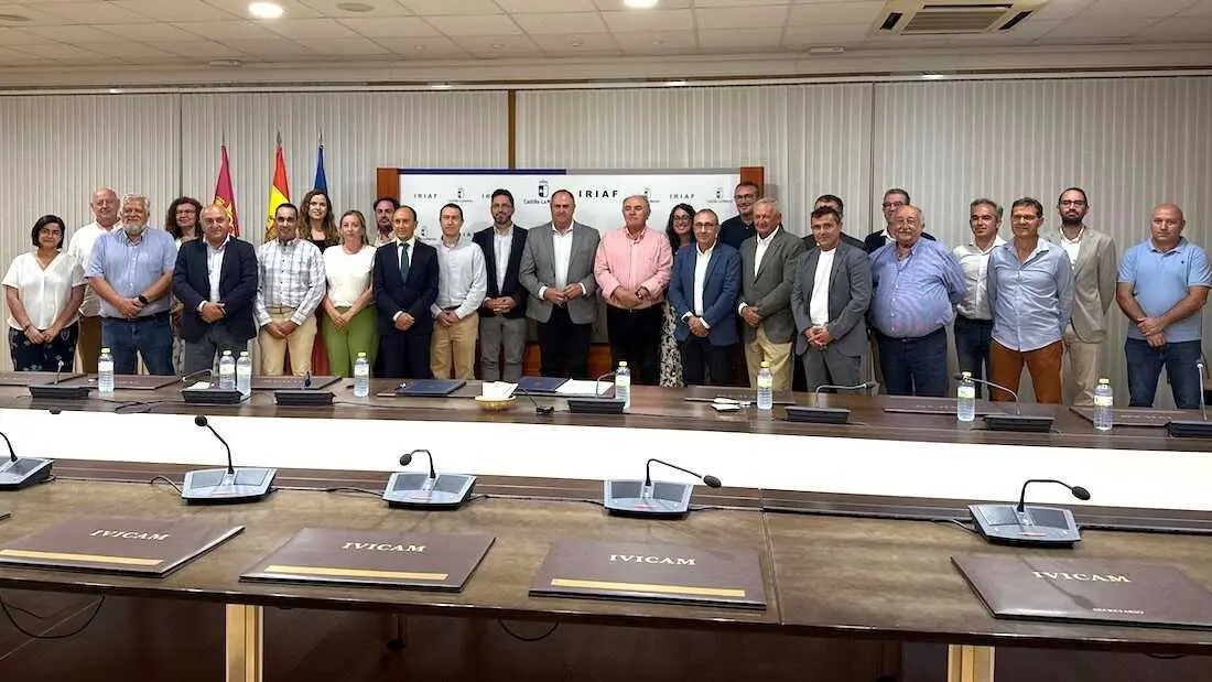 Imagen de familia de la constituci&oacute;n este lunes en Tomelloso (Ciudad Real) de la Asociaci&oacute;n Interprofesional del Pistacho de Castilla-La Mancha, Interpistacho