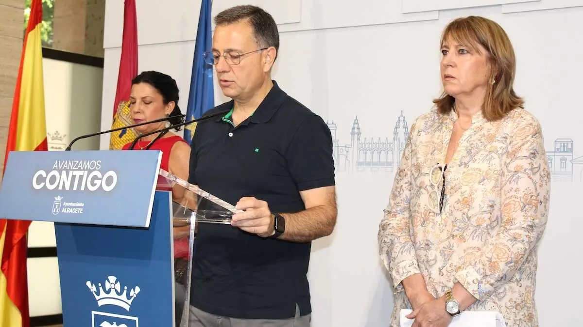 El alcalde de Albacete, Manuel Serrano, informa sobre las ayudas a entidades sociales y vecinales de la ciudad