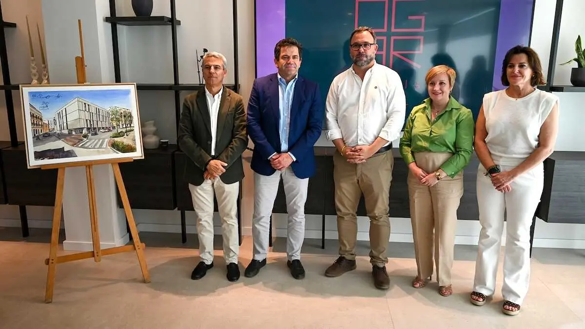El presidente de la Diputaci&oacute;n de Ciudad Real, Miguel &Aacute;ngel Valverde, durante su visita al Ayuntamiento de Tomelloso