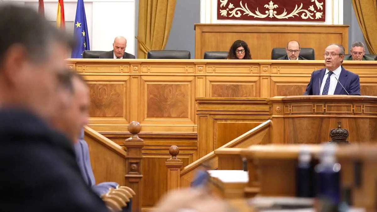 El consejero de Hacienda, Administraciones P&uacute;blicas y Transformaci&oacute;n Digital de Castilla-La Mancha, Juan Alfonso Ruiz Molina, este jueves durante su intervenci&oacute;n en el Pleno de las Cortes regionales.