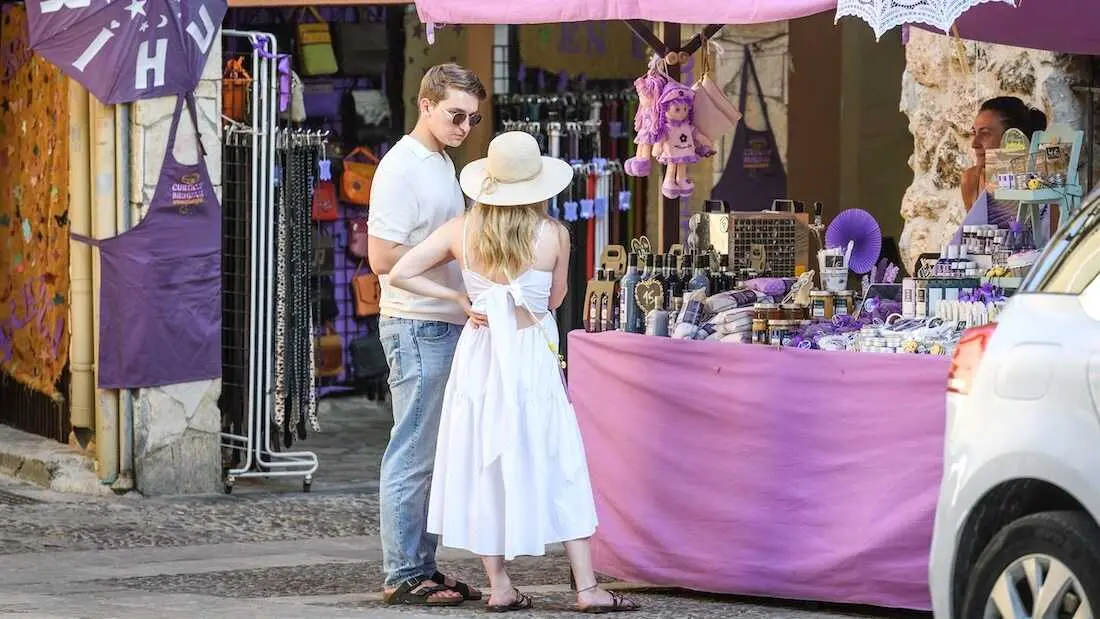 Dos turistas observan un puesto de productos de lavanda en Brihuega (Guadalajara), una de los localidades declarada 'Municipio Tur&iacute;stico' - Archivo/EP/Rafael Mart&iacute;n