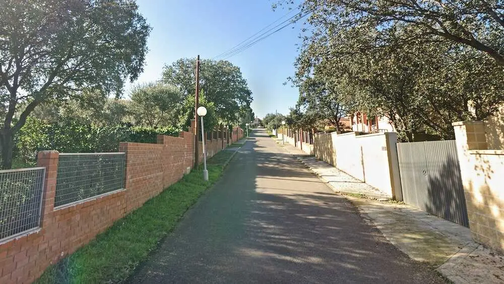 Vista de la calle Salvador Dal&iacute; de la urbanizaci&oacute;n Cerro-Alberche, en El Casar de Escalona (Toledo), donde un trabajador de 22 a&ntilde;os perdi&oacute; la vida este s&aacute;bado electrocutado mientras manipulaba un cuadro el&eacute;ctrico en la v&iacute;a p&uacute;blica. (Imagen de archivo / Google Street View)