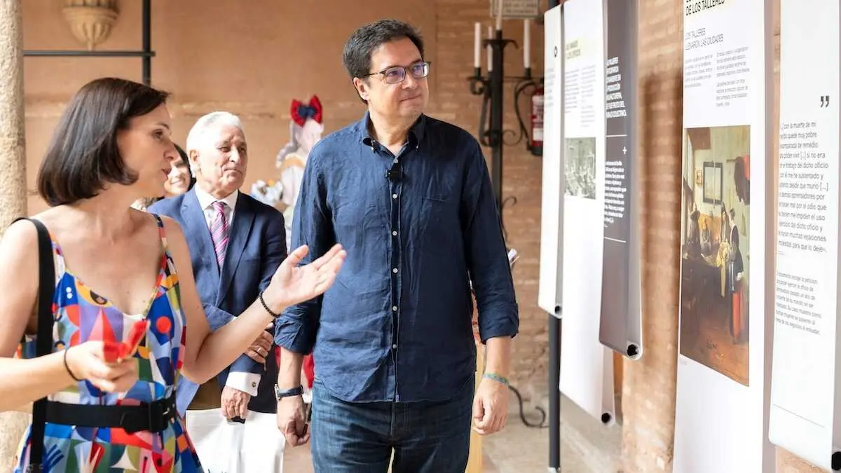 El ministro para la Transformaci&oacute;n Digital y de la Funci&oacute;n P&uacute;blica, &Oacute;scar L&oacute;pez, visita una de las exposiciones organizadas en el marco del Festival Internacional de Teatro Cl&aacute;sico de Almagro, junto a su directora, Irene Pardo (i), este s&aacute;bado - EFE/Jes&uacute;s Monroy