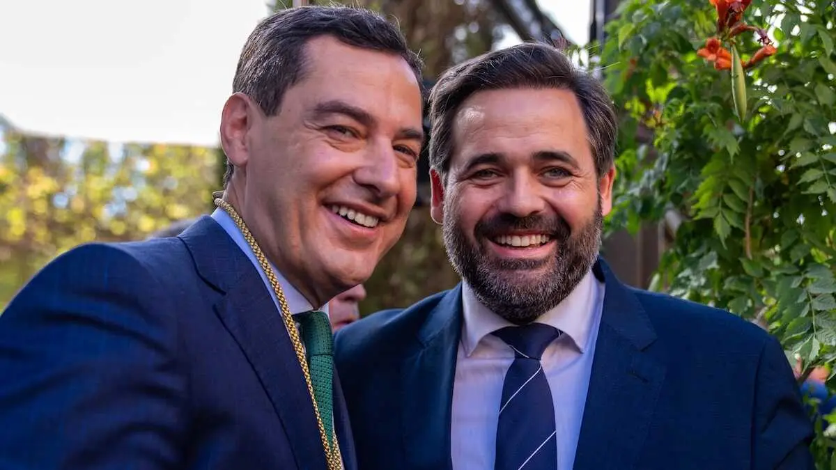El presidente del PP de Castilla-La Mancha, Paco N&uacute;&ntilde;ez, posa junto a Juanma Moreno este domingo durante su acto de toma de posesi&oacute;n como presidente de la Junta de Andaluc&iacute;a.
