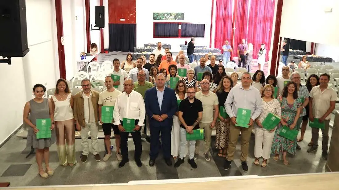 El consejero de Agricultura, Ganader&iacute;a y Desarrollo Rural, Juli&aacute;n Mart&iacute;nez Liz&aacute;n, ha visitado varios proyectos financiados por el Grupo de Desarrollo Rural Campos de Hell&iacute;n y acto seguido ha asistido a la firma de contratos de este Grupo de Desarrollo Rural.