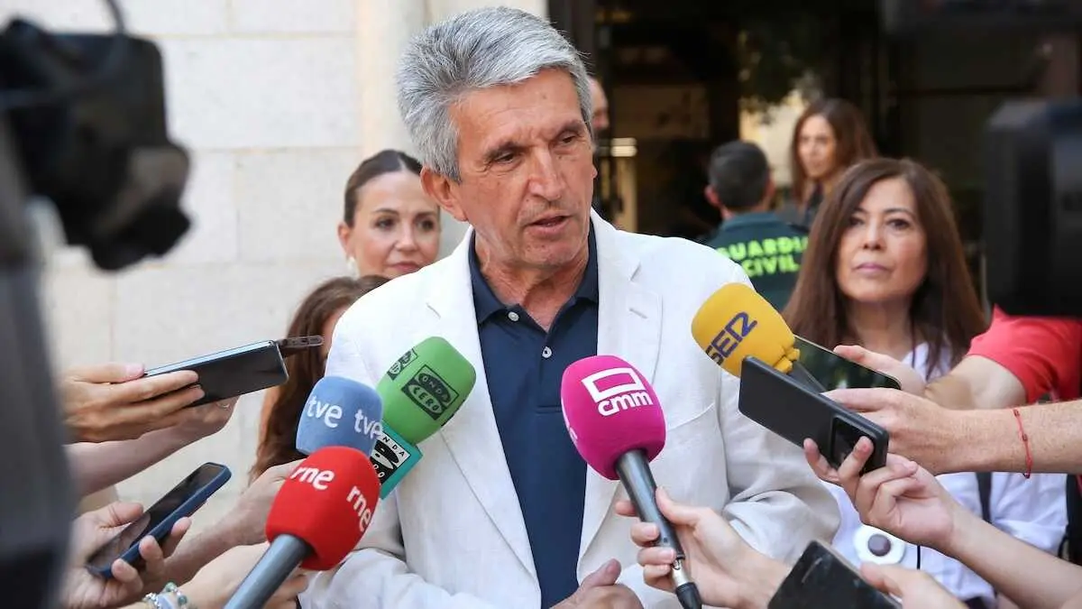 El delegado del Gobierno en Castilla-La Mancha, Jos&eacute; Pablo Sabrido, atendiendo a los medios de comunicaci&oacute;n este martes en Toledo.