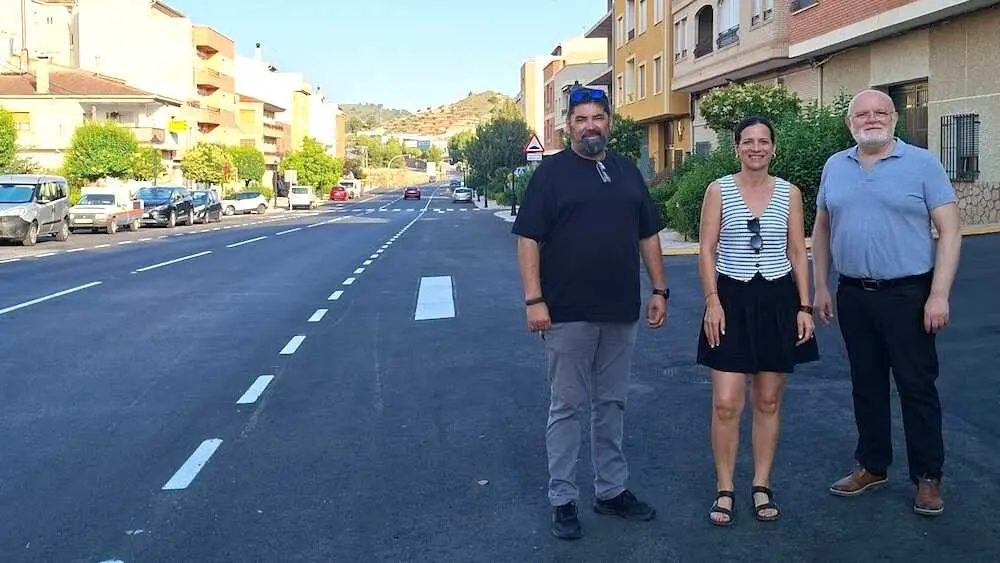 La Junta mejora el firme de dos carreteras de Elche de la Sierra