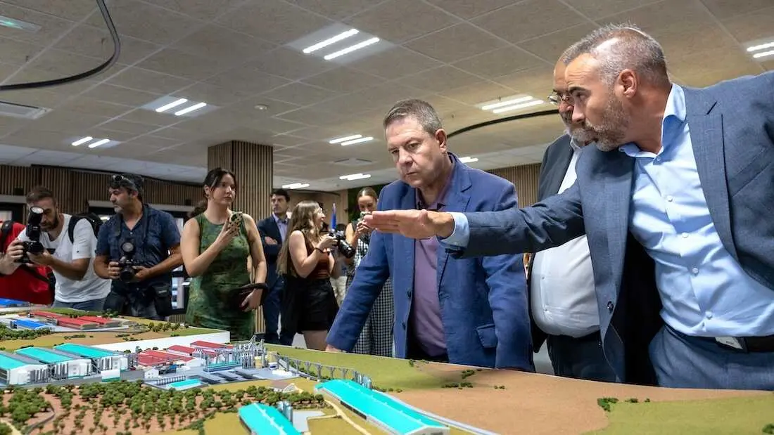 El presidente de Castilla-La Mancha, Emiliano Garc&iacute;a-Page, inaugura en la ciudad de Cuenca las oficinas centrales de la empresa Rujamar.