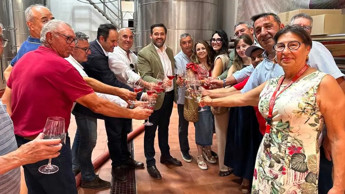 El presidente del PP de Castilla-La Mancha, Paco N&uacute;&ntilde;ez, durante su visita a la Cooperativa San Jorge de Graja de Iniesta (Cuenca)