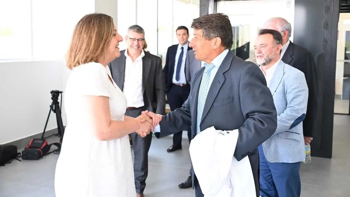 La consejera de Econom&iacute;a, Empresas y Empleo, Patricia Franco, ha visitado las instalaciones y ha mantenido una reuni&oacute;n con la direcci&oacute;n de la empresa Covinil en el Parque Industrial y Tecnol&oacute;gico de Illescas.
