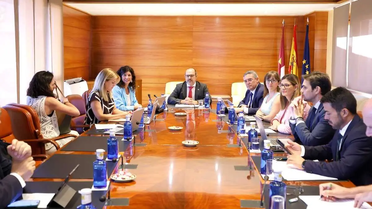 En la imagen un instante de la reuni&oacute;n de la Junta de Portavoces y Mesa de las Cortes de Castilla-La Mancha