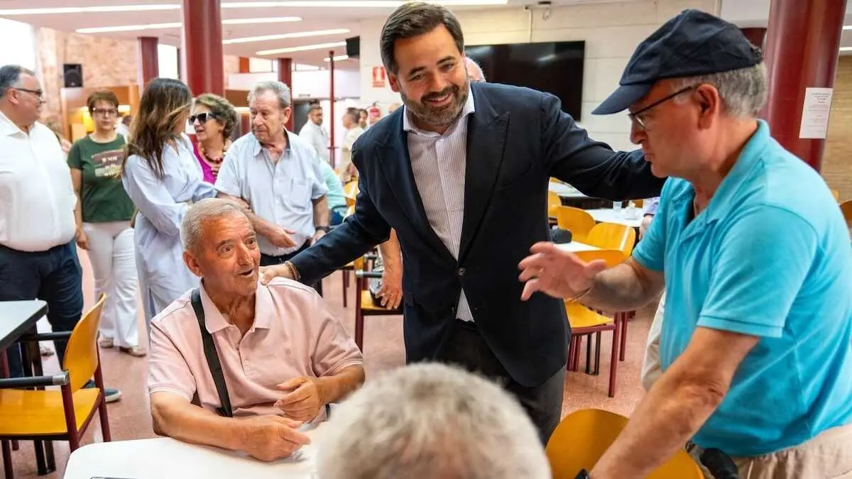 El presidente del PP de Castilla-La Mancha, Paco N&uacute;&ntilde;ez, conversa con varios mayores este lunes en Albacete.