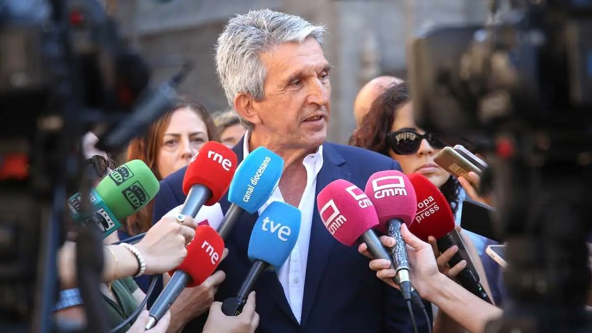 El delegado del Gobierno en Castilla-La Mancha, Jos&eacute; Pablo Sabrido, atendiendo a los medios de comunicaci&oacute;n este lunes en Toledo.