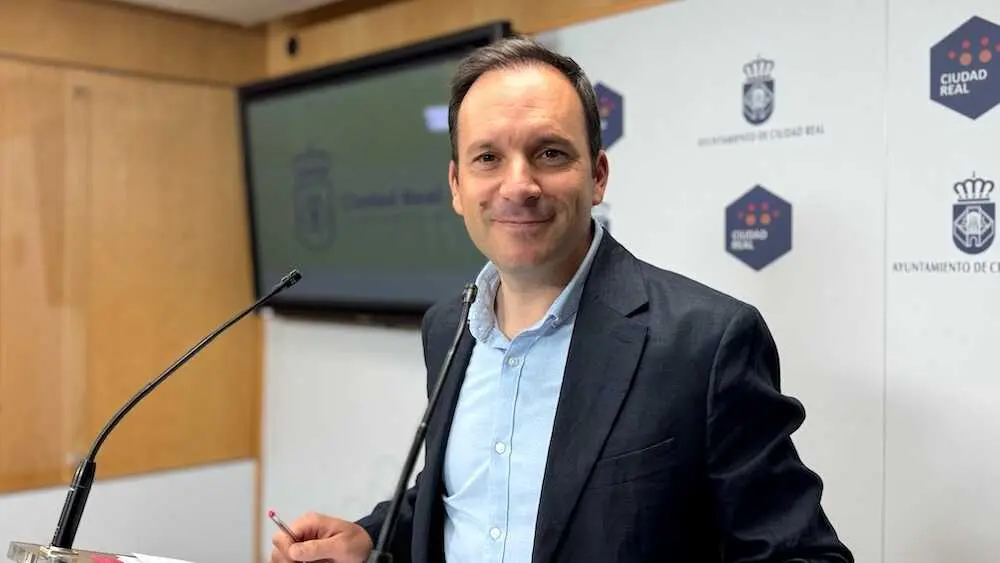 El portravoz del equipo de Gobierno del Ayuntamiento de Ciudad Real, Guillermo Arroyo, en rueda de prensa