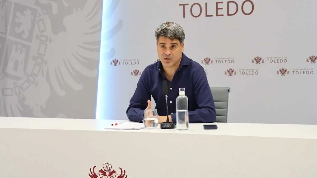 El portavoz del Ayuntamiento de Toledo, Juan Jos&eacute; Alcalde, durante la rueda de prensa que ha ofrecido.