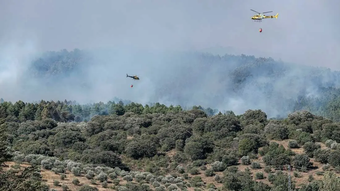 Dos helic&oacute;pteros trabajan en la extinci&oacute;n del incendio declarado este jueves en La Mierla, Guadalajara - EFE/Nacho Izquierdo