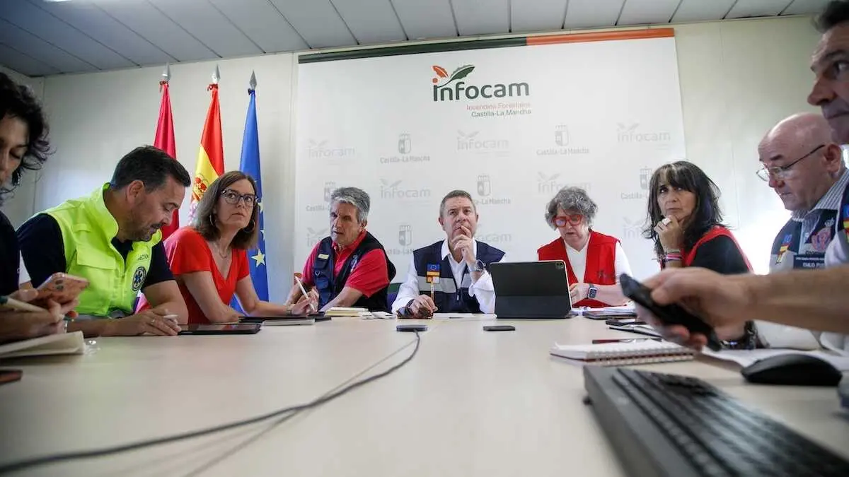 El presidente de Castilla-La Mancha, Emiliano Garc&iacute;a-Page, preside la reuni&oacute;n del CECOPI para analizar la situaci&oacute;n del incendio de La Mierla (Guadalajara).
