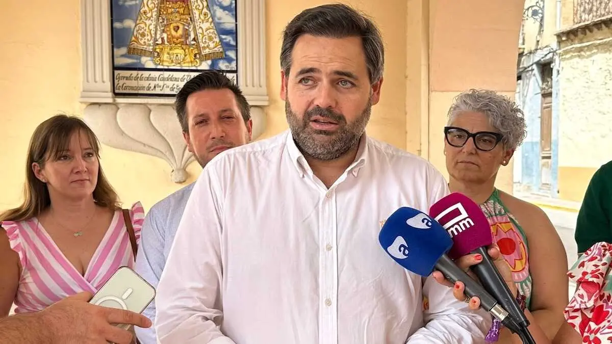 El presidente del PP de Castilla-La Mancha, Paco N&uacute;&ntilde;ez, atendiendo a los medios este viernes en la localidad de Caudete (Albacete).
