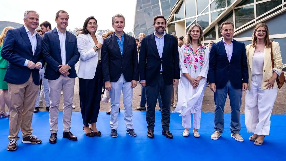 Los candidatos del PP a las alcald&iacute;as de las cinco capitales de provincia de Castilla-La Mancha posan junto Alberto N&uacute;&ntilde;ez Feij&oacute;o este s&aacute;bado en Santiago de Compostela.