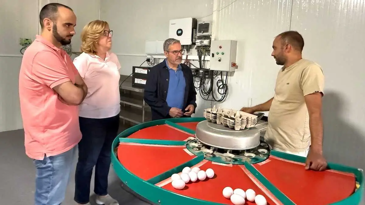 El director general de Desarrollo Rural, Jos&eacute; Juan Fern&aacute;ndez, durante la visita que ha realizado este s&aacute;bado a una explotaci&oacute;n ganadera en Fuente El Fresno (Ciudad Real).