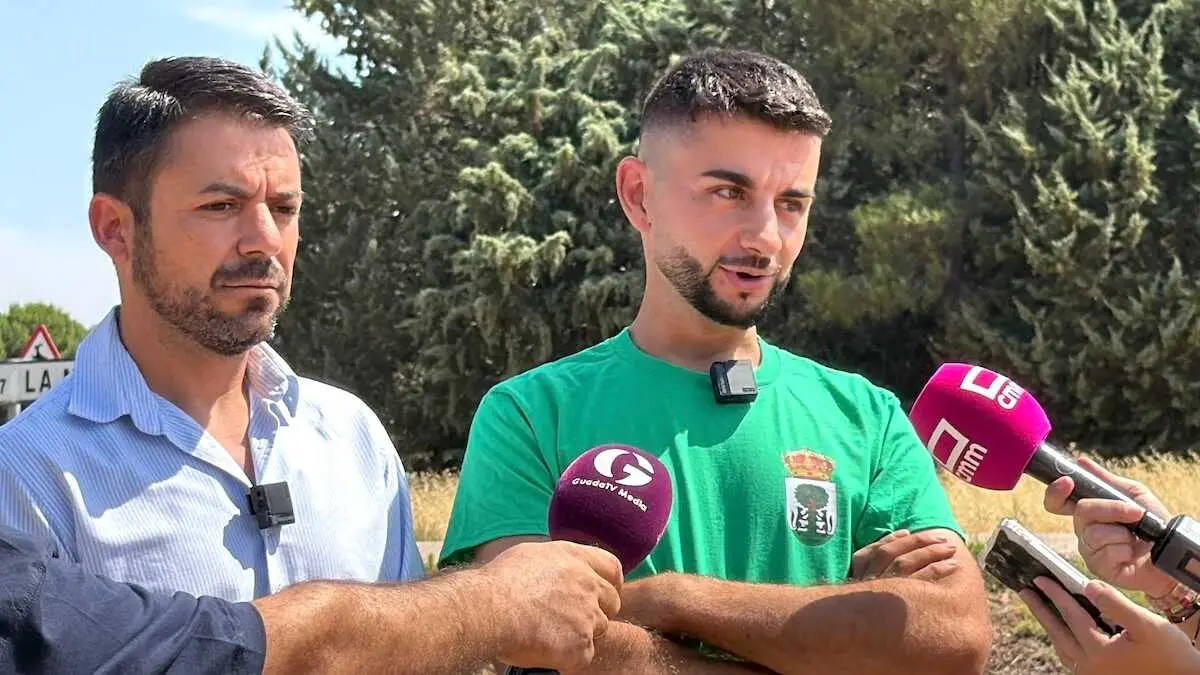 El alcalde de Robledillo de Mohernando (Guadalajara), Rub&eacute;n Marchamalo, atendiendo a los medios este s&aacute;bado acompa&ntilde;ado por el diputado regional y portavoz de Vox en las Cortes de Castilla-La Mancha, Iv&aacute;n S&aacute;nchez.