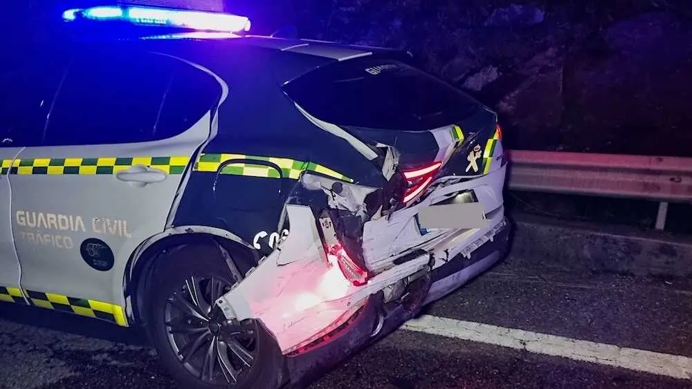 Imagen de archivo de un coche patrulla de la Guardia Civil implicado en un accidente de tr&aacute;fico