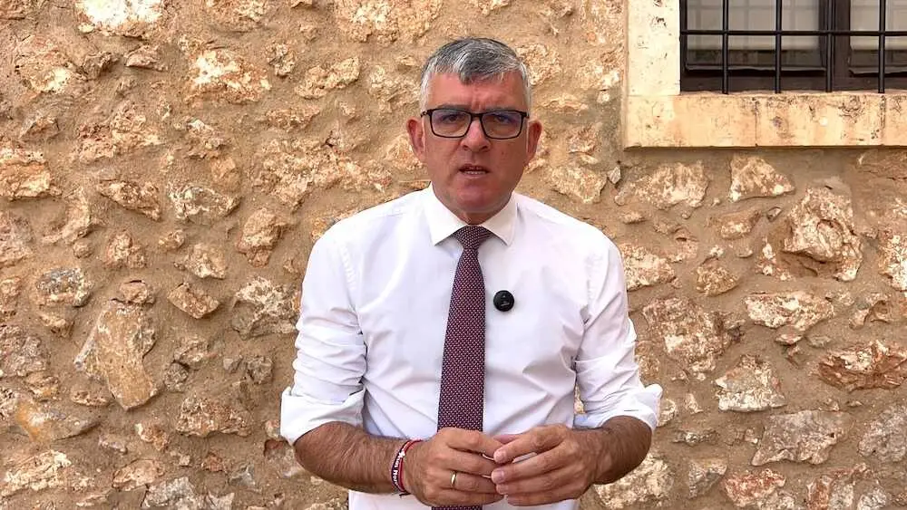 El presidente del PSOE en las Cortes de Castilla-La Mancha, &Aacute;ngel Tom&aacute;s Godoy, atendiendo a los medios de comunicaci&oacute;n este domingo