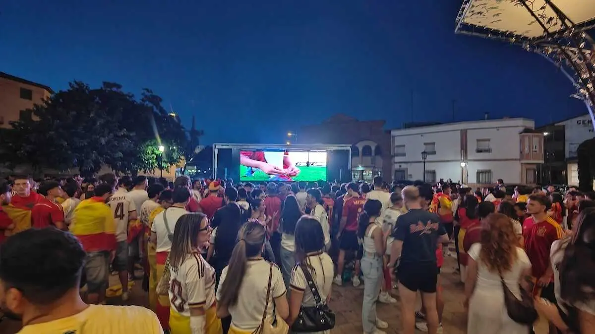 En la imagen la pantalla gigante instalada en la plaza de Sonseca (Toledo) para ver la final del Mundial.