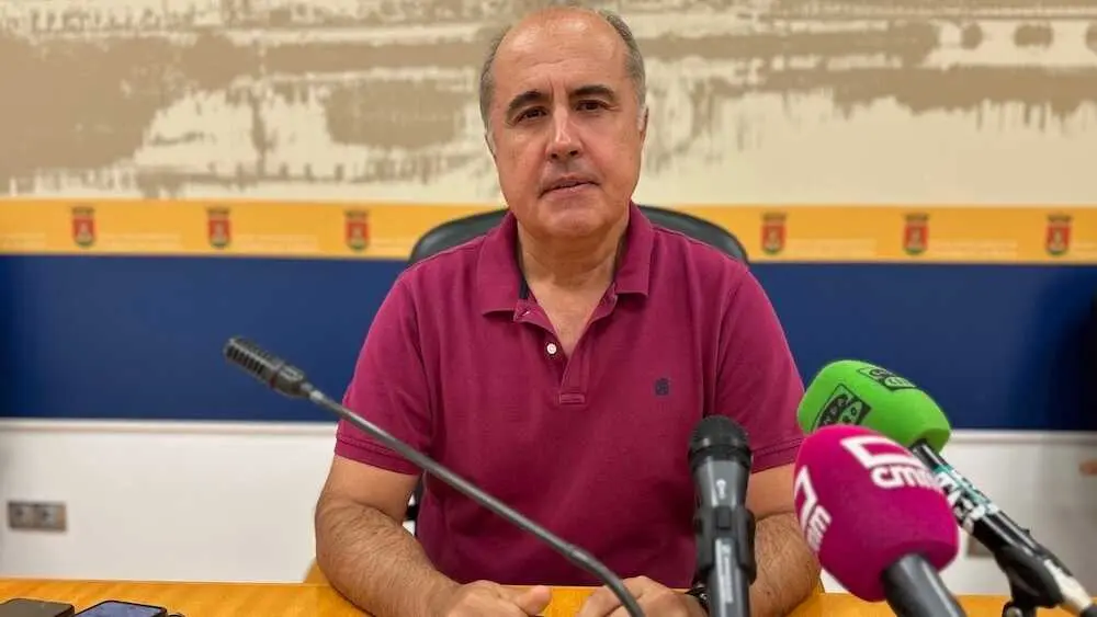 El portavoz del equipo de Gobierno del Ayuntamiento de Talavera de la Reina (Toledo), Jes&uacute;s Garc&iacute;a-Barroso, durante la rueda de prensa que ha ofrecido.