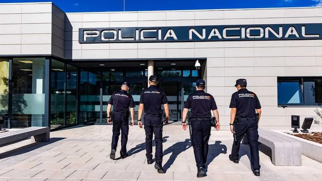 En la imagen agentes de la Polic&iacute;a Nacioanl a las puertas de la Comisar&iacute;a de Puertollano (Ciudad Real).