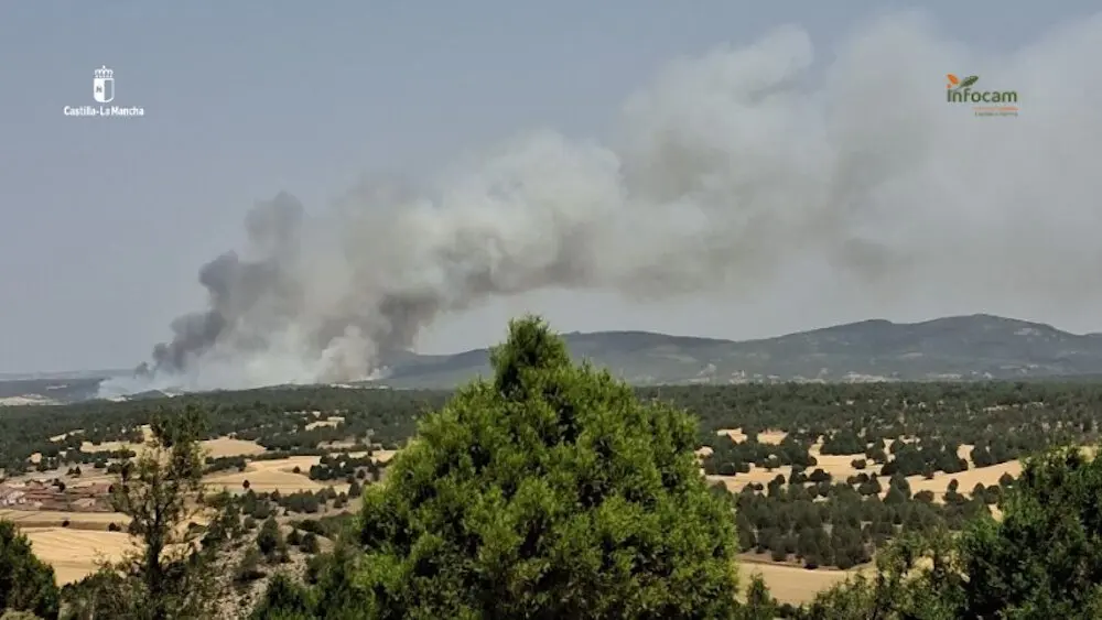 Un incendio en Selas (Guadalajara) obliga a evacuar Aragoncillo y activa la UME