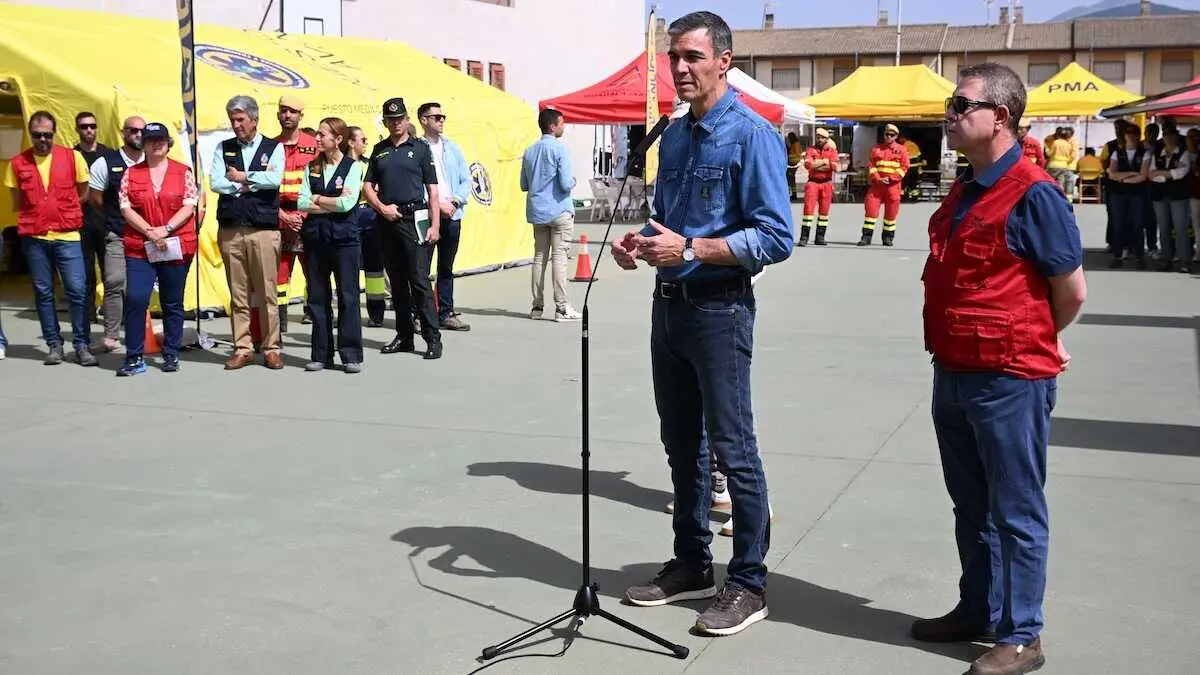 El presidente del Gobierno, Pedro S&aacute;nchez (i), y el presidente de Castilla-La Mancha, Emiliano Garc&iacute;a-Page (d), durante la visita al Puesto de Mando Avanzado del incendio forestal de La Mierla (Guadalajara)
