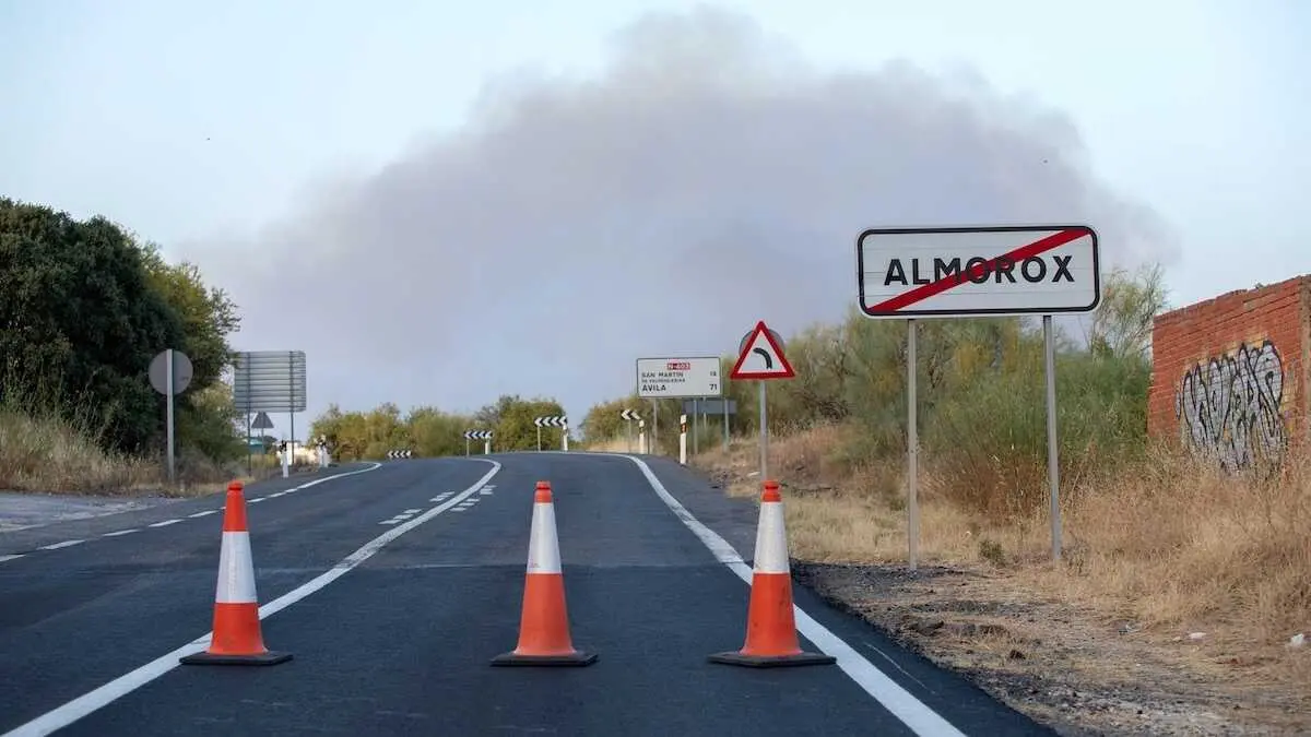 Vista de la columna de humo el incendio forestal de Almorox (Toledo), en la urbanizaci&oacute;n El Encinar del Alberche - EP/Juanma Jim&eacute;nez